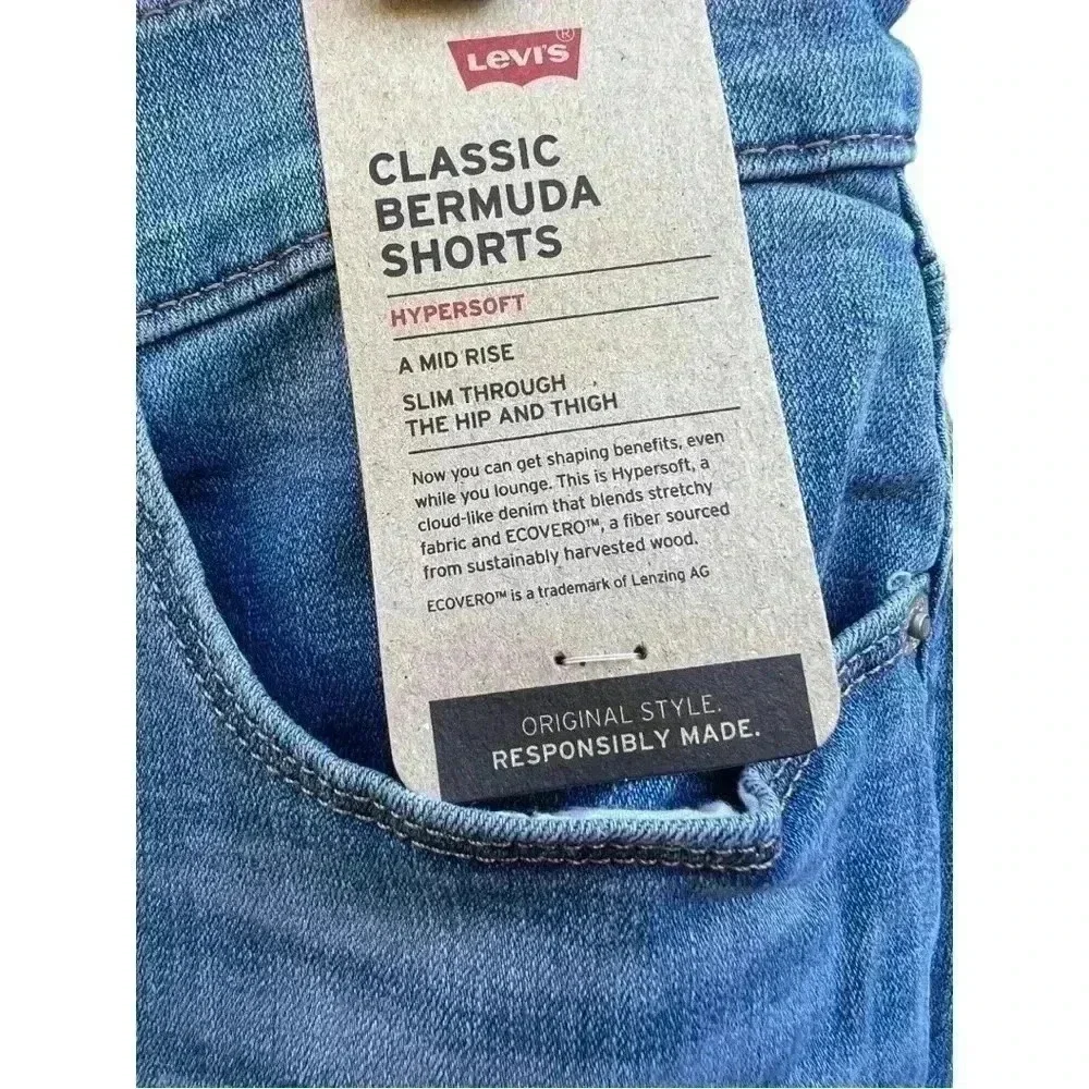 LEVI’S CLASSIC BERMUDA JEAN SHORTS•MEDIUM•SIZE 8•